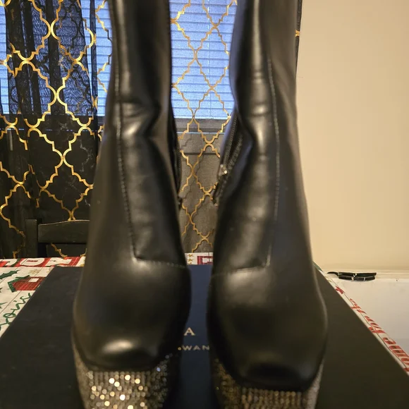 Chic Black Heeled Boots with Sparkling Accents - Picture 2 of 8